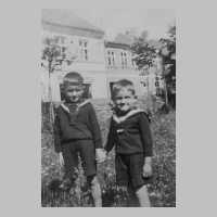 001-0355 Die Geschwister Gerhard u. Helmut Morscheck im Jahre 1942. Haus im Hintergrund, das Fahradgeschaeft Max Braunsberg.jpg